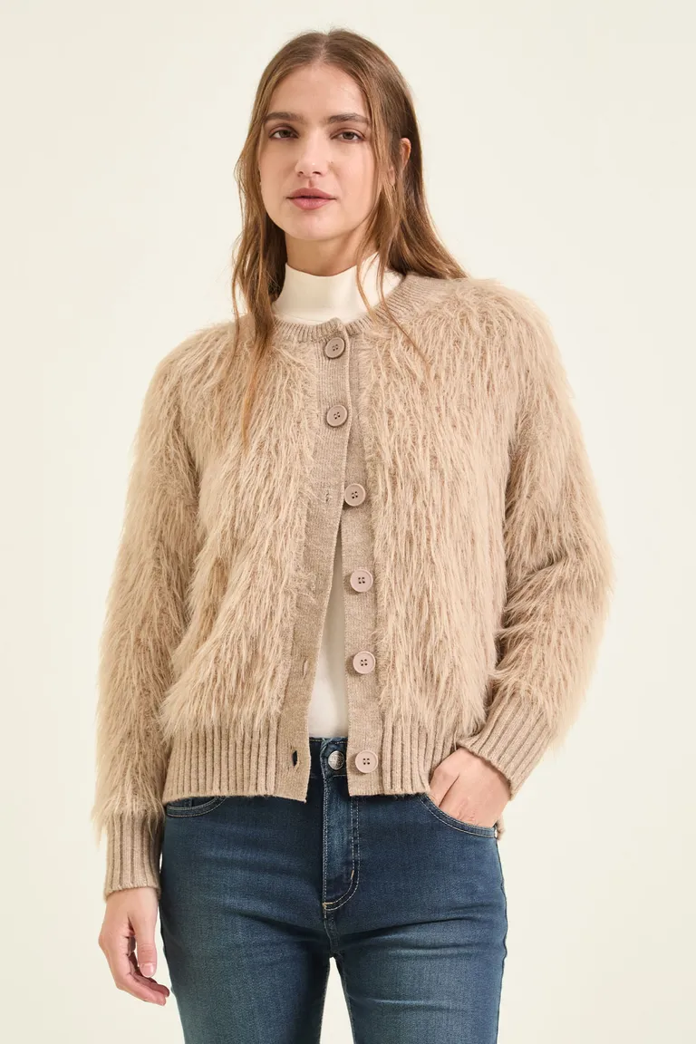 Cardigan tejido con textura de pelo y cierre frontal de botones de Cuesta Blanca en Buzos y Sweaters para argentina