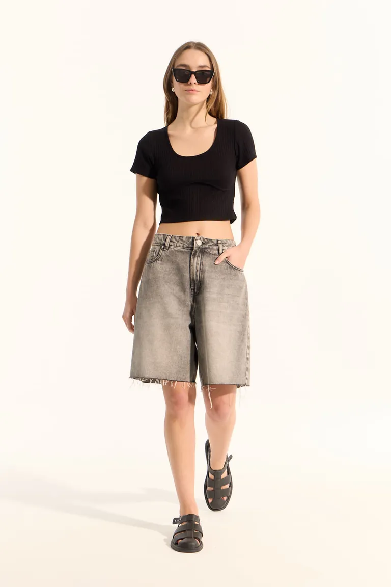 Remera de escote redondo con detalles de tiras aplicadas en busto de Portsaid en Remeras para argentina