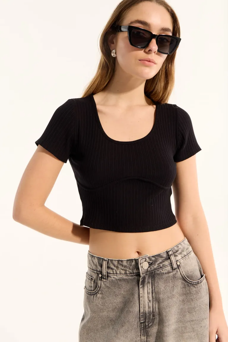 Remera de escote redondo con detalles de tiras aplicadas en busto de Portsaid en Remeras para argentina