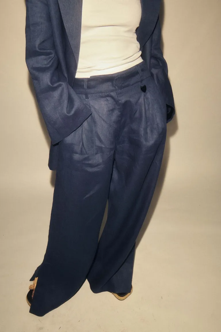 Pantalón de lino azul marino de corte recto y elegante para mujer de Allo Martinez en Pantalones para argentina