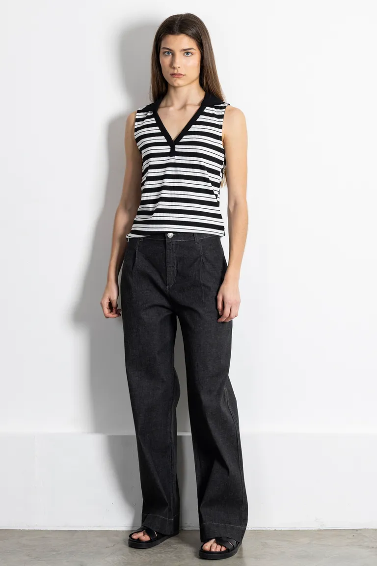 Remera a rayas blancas y negras de corte femenino y estilo moderno de Kill en Remeras para argentina
