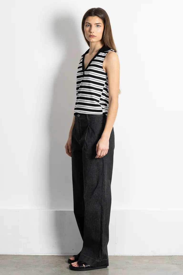 Remera a rayas blancas y negras de corte femenino y estilo moderno de Kill en Remeras para argentina
