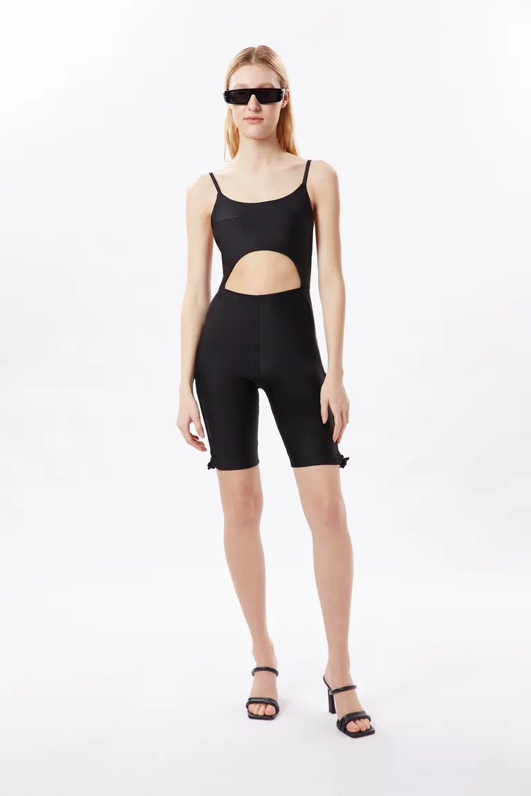 Mono de mujer negro con escote profundo y aberturas laterales de Naíma en Monos para argentina