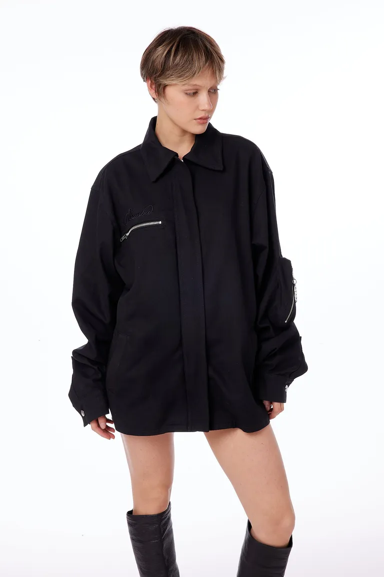 Camisaco de gabardina negro con bordado y bolsillos - Prenda elegante y funcional de Black Mamba en Chaquetas para argentina