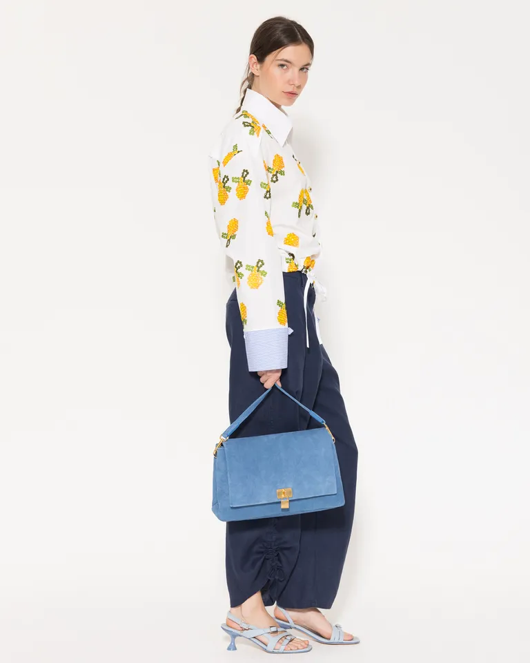 Cartera de cuero azul con cierre metálico y correa regulable de Jazmin Chebar en Bolsos y Carteras para argentina