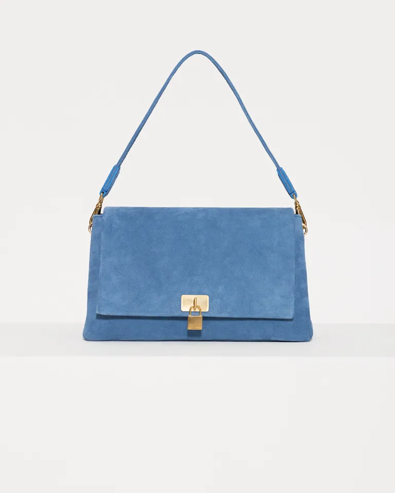 Cartera de cuero azul con cierre metálico y correa regulable de Jazmin Chebar en Bolsos y Carteras para argentina