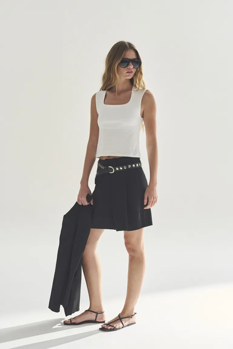 Falda negra de corte recto y cintura alta para un look sofisticado y elegante de Akiabara en Pantalones para argentina