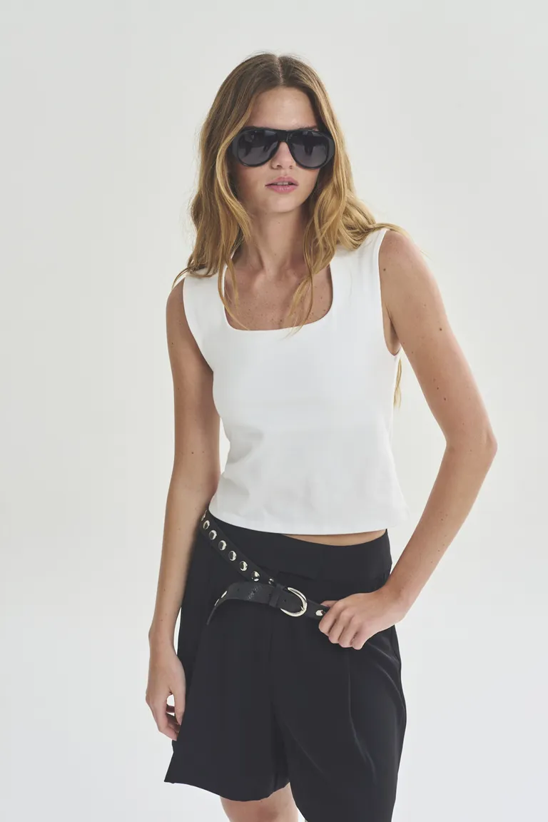 Falda negra de corte recto y cintura alta para un look sofisticado y elegante de Akiabara en Pantalones para argentina