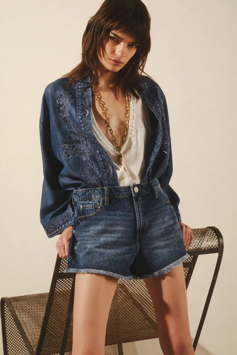 Shorts de denim azul con efecto desflecado y lavado para un look veraniego de Rapsodia en Shorts para argentina