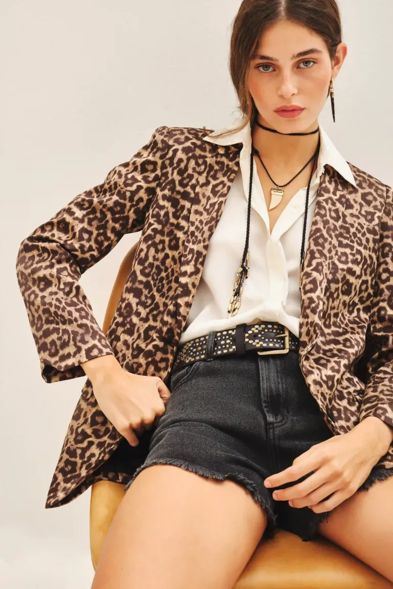 Chaqueta de corte sastre con estampado animal print, un básico de moda femenina de Rapsodia en Chaquetas para argentina