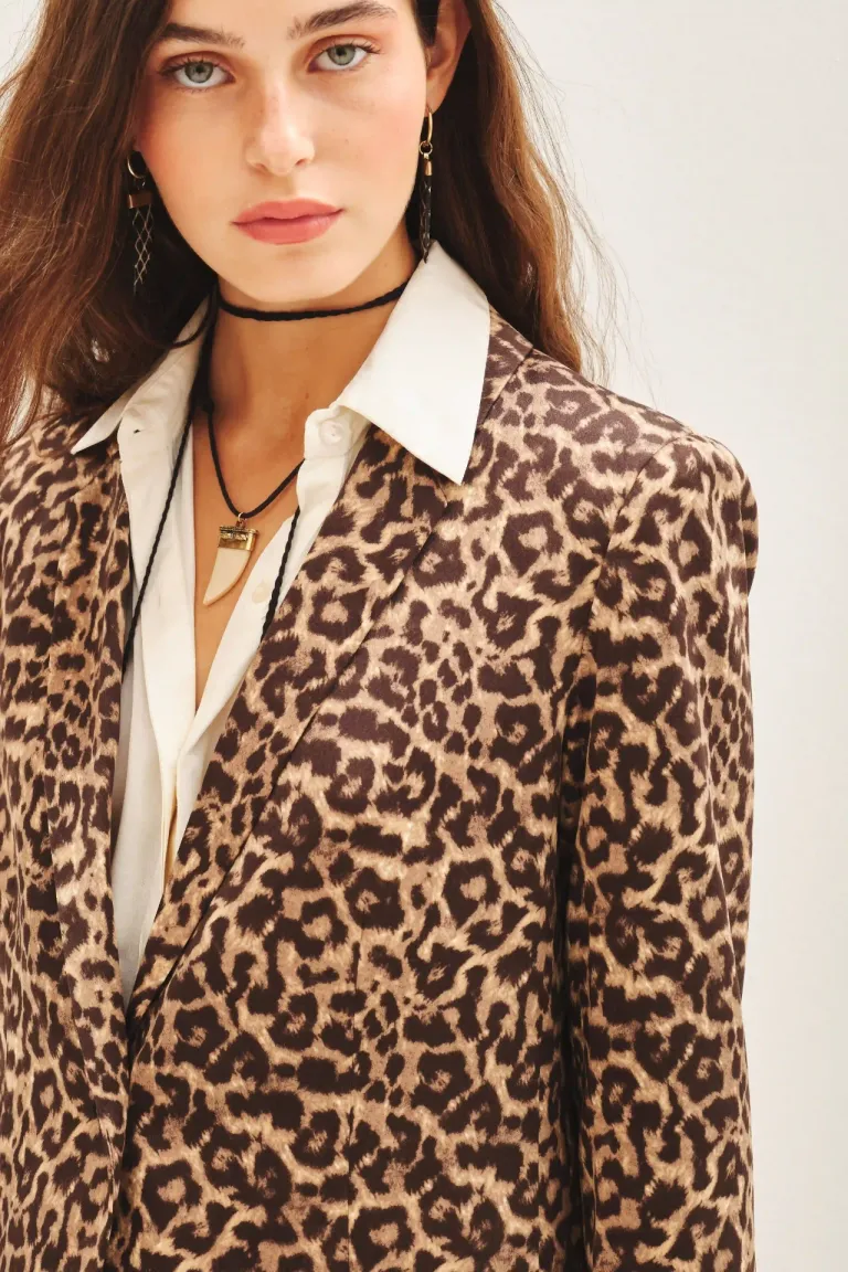 Chaqueta de corte sastre con estampado animal print, un básico de moda femenina de Rapsodia en Chaquetas para argentina