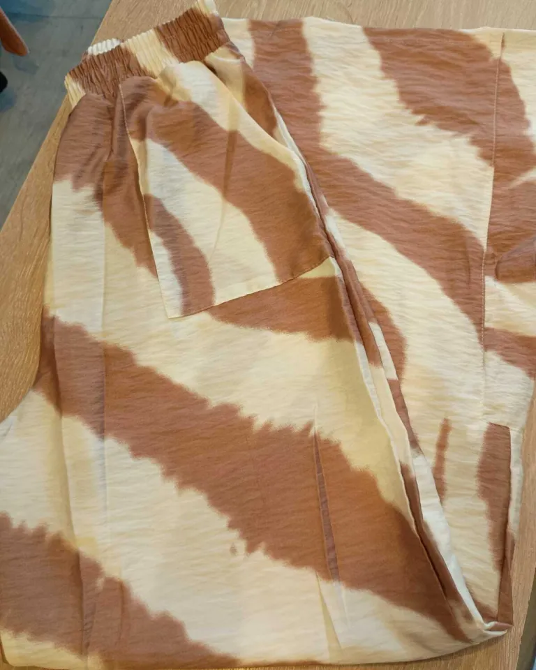 Pantalón ancho de seda con estampado alegre y sofisticado de Belle en Pantalones para argentina