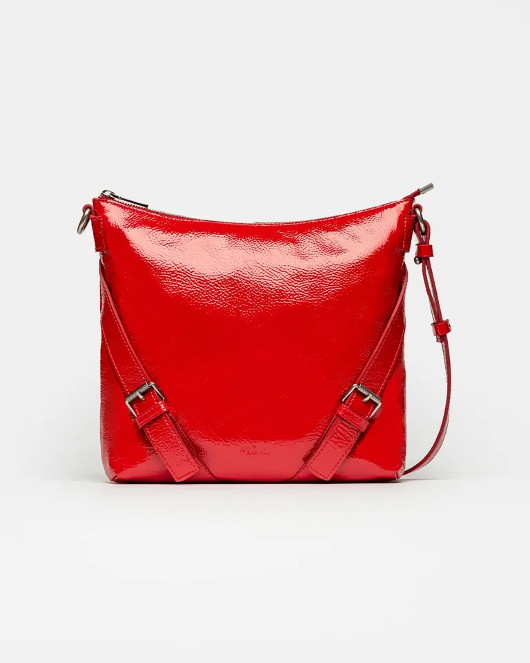 Bolso bandolera de cuero charol rojo con hebillas distintivas y estilo relajado de Prüne en Bolsos y Carteras para argentina