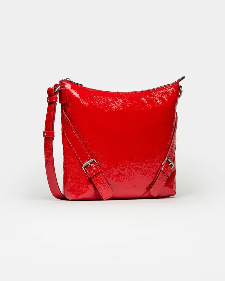 Bolso bandolera de cuero charol rojo con hebillas distintivas y estilo relajado de Prüne en Bolsos y Carteras para argentina