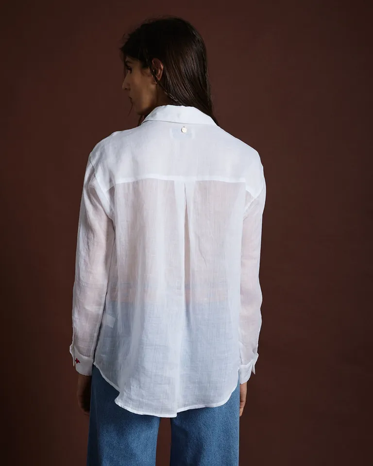 Camisa de mujer con corte amplio y cuello clásico con cierre de botones de Wanama en Camisas para argentina