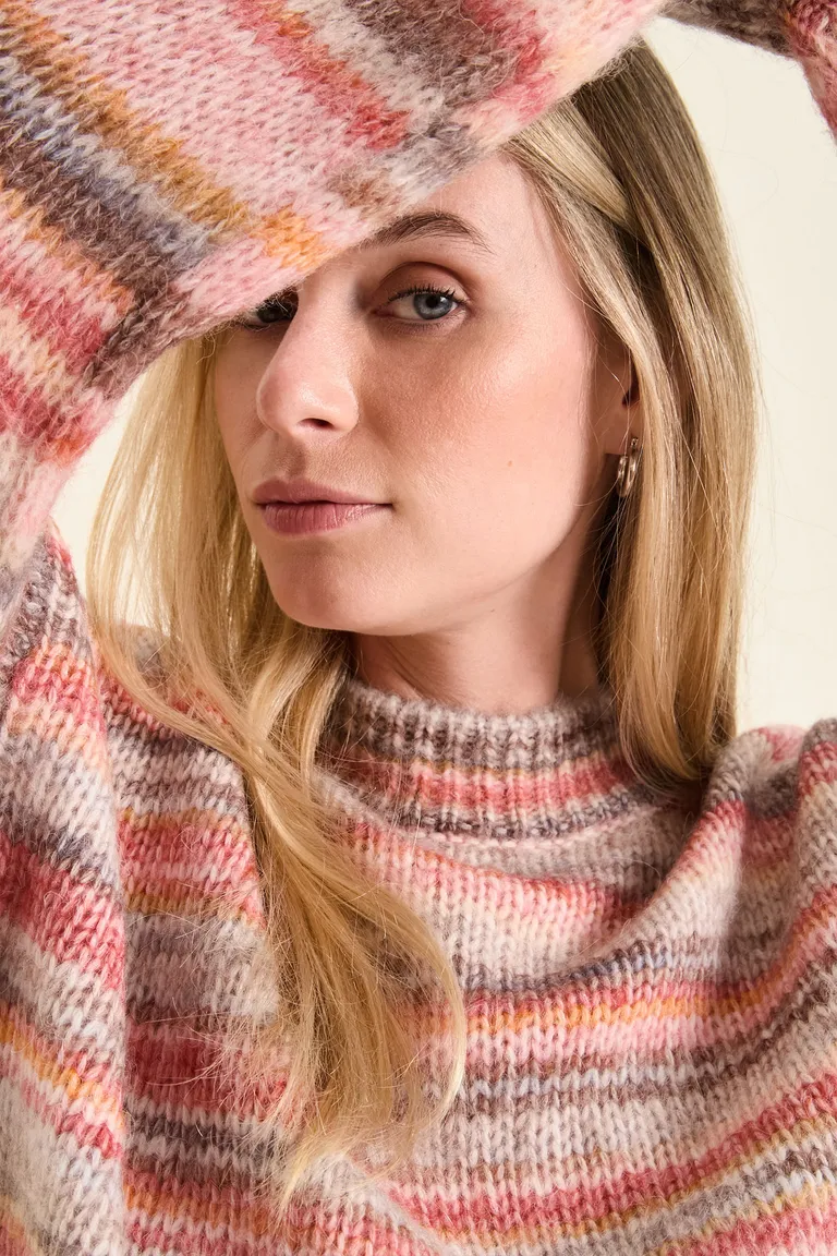 Sweater tejido con escote redondo y diseño de rayas horizontales de Cuesta Blanca en Buzos y Sweaters para argentina