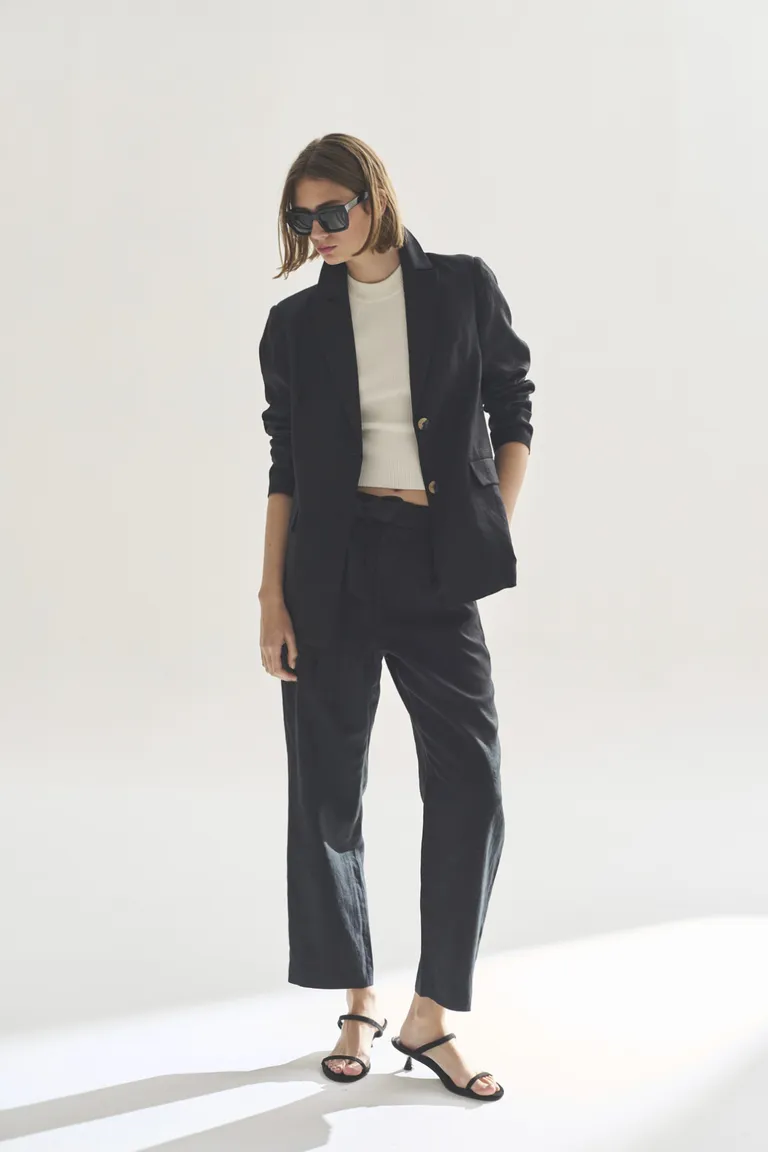 Blazer negro de corte clásico para mujer, una pieza versátil y elegante de Akiabara en Blazers para argentina