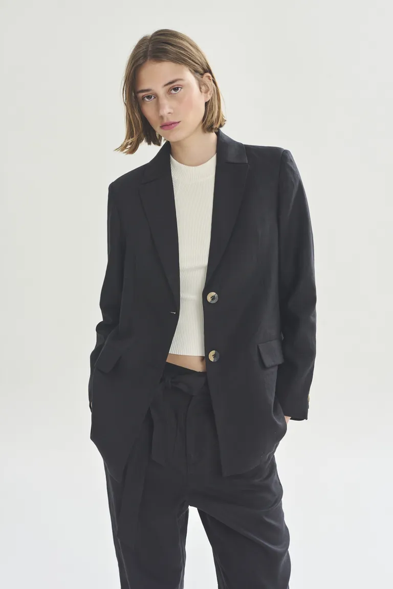 Blazer negro de corte clásico para mujer, una pieza versátil y elegante de Akiabara en Blazers para argentina