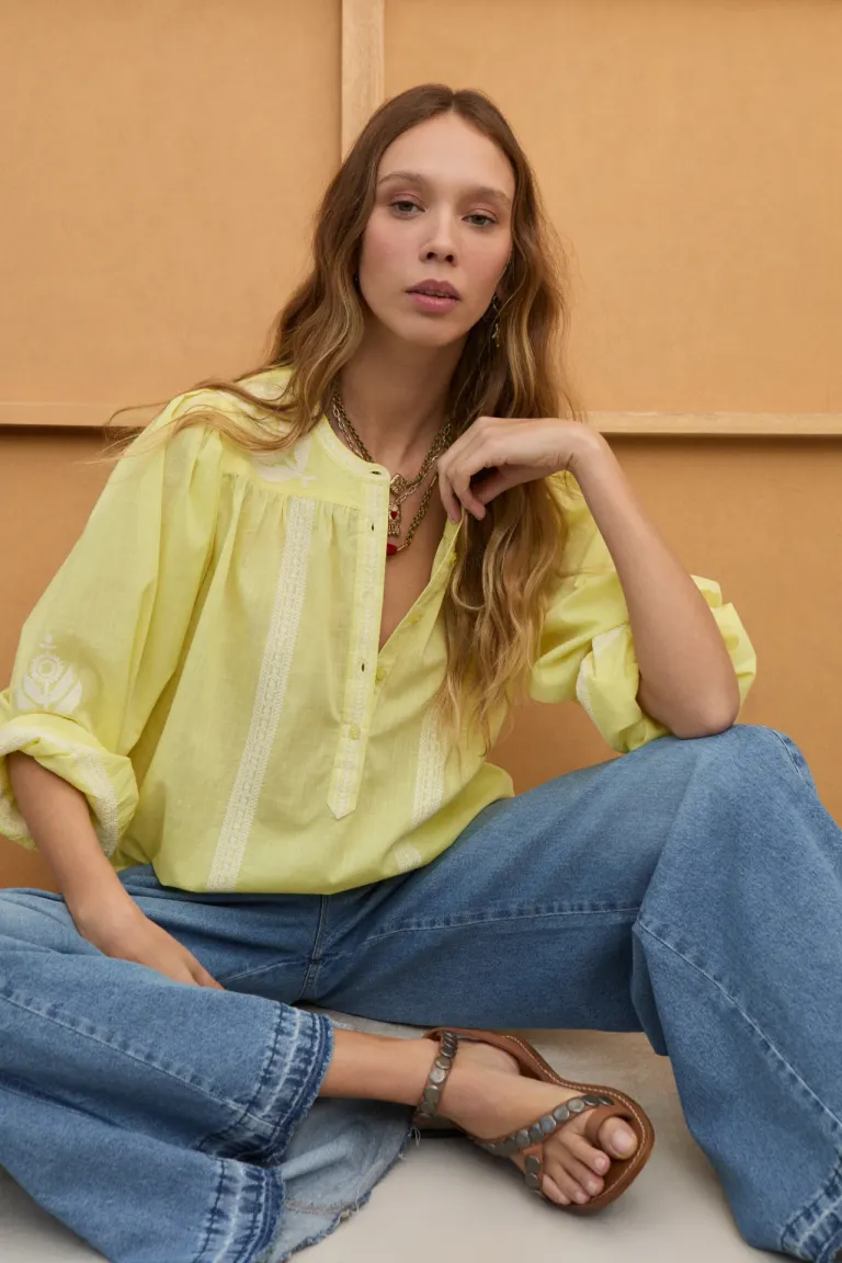 Camisa de voile con bordados en mangas y frente en tono amarillo claro de Rapsodia en Camisas para argentina