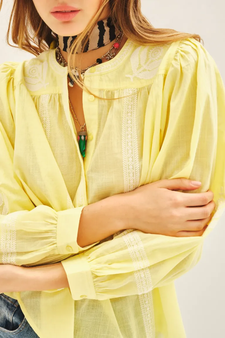 Camisa de voile con bordados en mangas y frente en tono amarillo claro de Rapsodia en Camisas para argentina