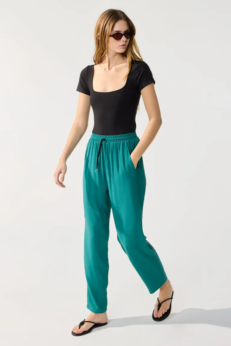 Pantalones tipo babucha en color verde con cintura ajustable de Cuesta Blanca en Pantalones para argentina
