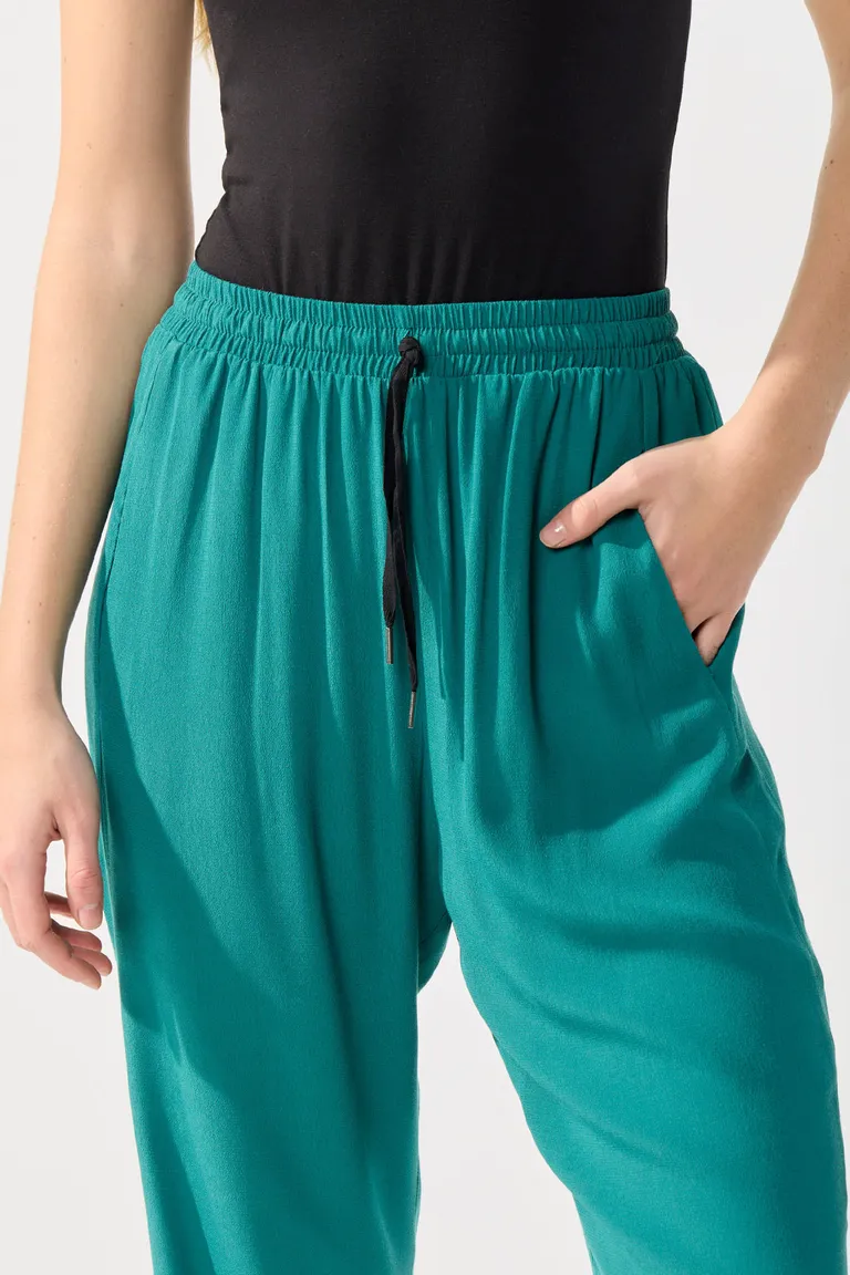 Pantalones tipo babucha en color verde con cintura ajustable de Cuesta Blanca en Pantalones para argentina