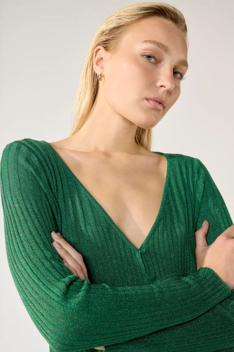 Cardigan de tejido acanalado en color verde con escote en V y botones a tono de Cuesta Blanca en Buzos y Sweaters para argentina