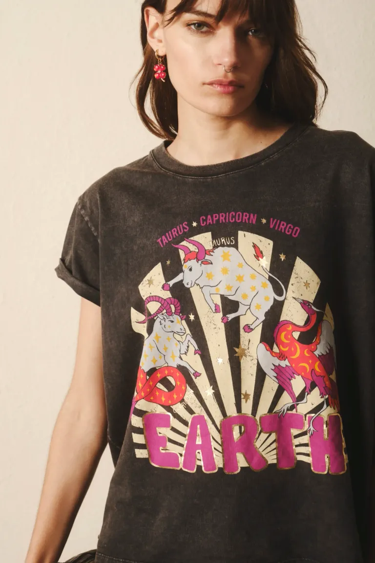 Remera holgada de algodón con estampa inspirada en signos del zodiaco de Rapsodia en Remeras para argentina
