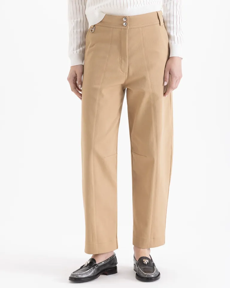 Pantalon de gabardina con bolsillos diagonales, presillas y detalle de pasador metalizado en cintura de Jazmin Chebar en Pantalones para argentina