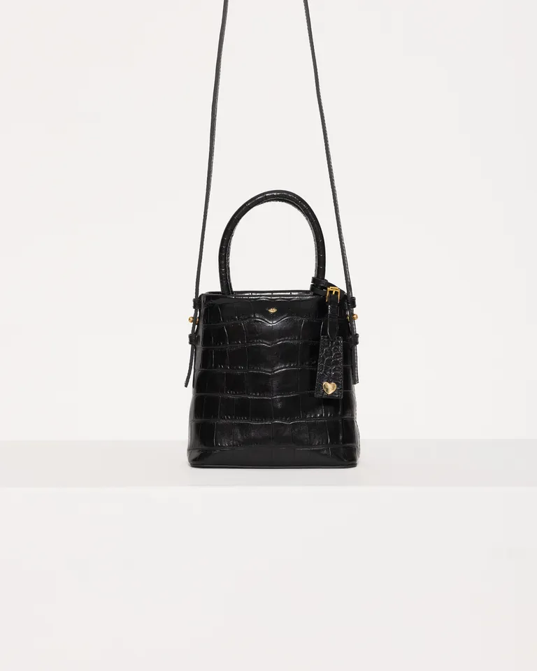 Bolso mini tote en cuero crocco negro con cierre magnético y correa ajustable de Jazmin Chebar en Bolsos y Carteras para argentina