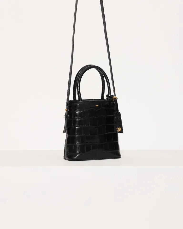 Bolso mini tote en cuero crocco negro con cierre magnético y correa ajustable de Jazmin Chebar en Bolsos y Carteras para argentina