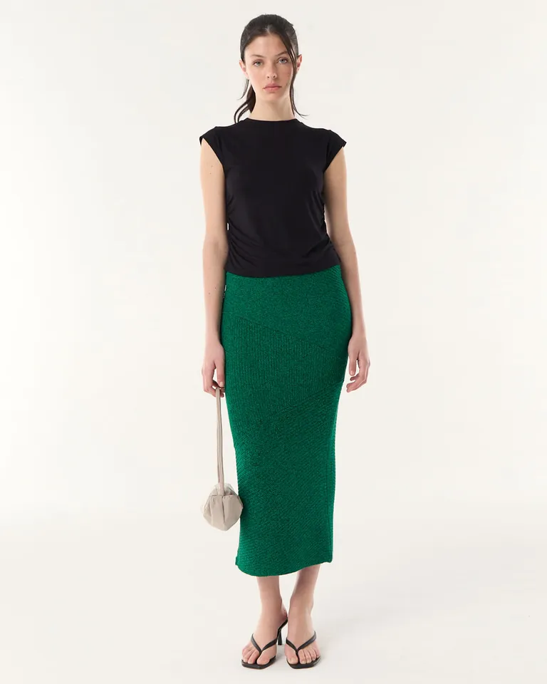 Remera básica de manga corta con escote redondo y detalle drapeado en laterales de Furzai en Remeras para argentina