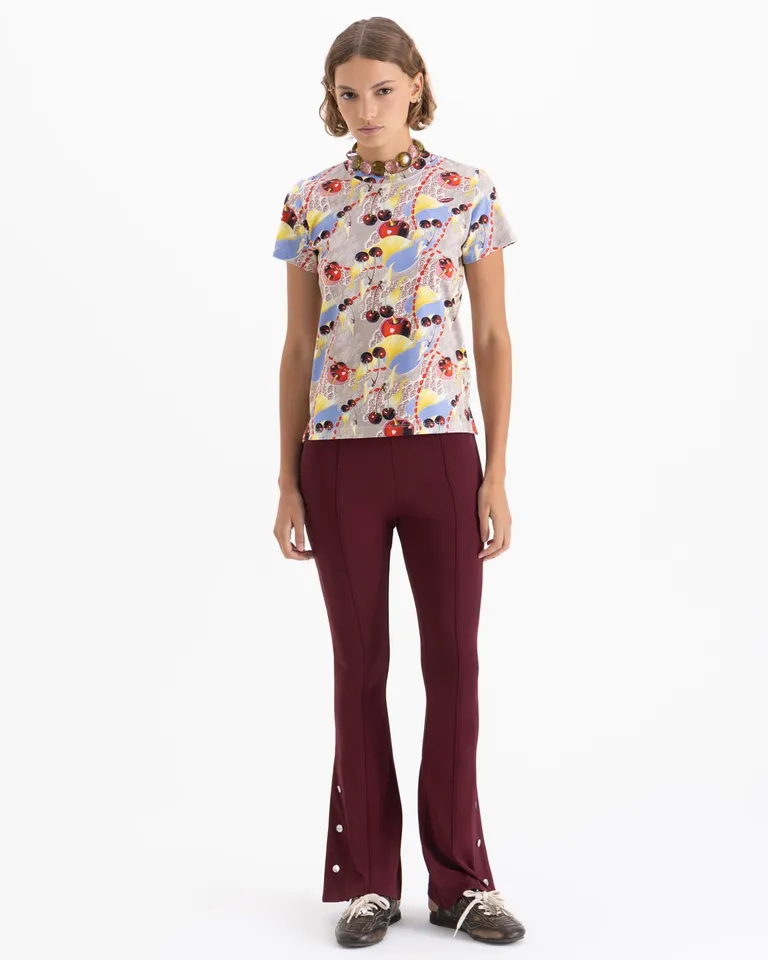 Remera de corte regular con cuello redondo y mangas cortas con diseño estampado integral para mujer de Jazmin Chebar en Remeras para argentina