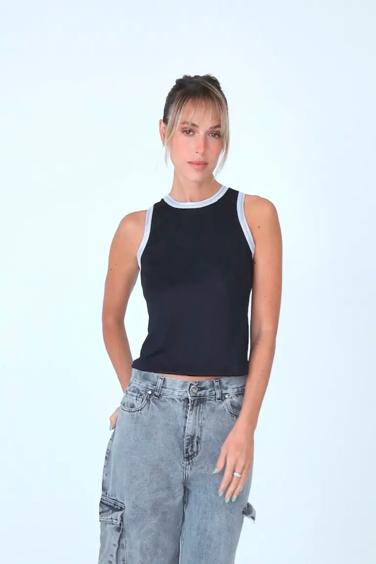 Elegante musculosa negra con detalles metalizados en cuello y sisas de Naíma en Tops para argentina