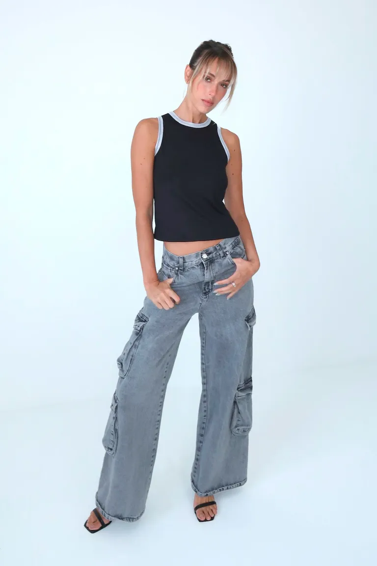 Elegante musculosa negra con detalles metalizados en cuello y sisas de Naíma en Tops para argentina