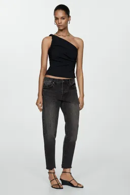 Jeans girlfriend tiro bajo rotos de Mango en Pantalones para argentina