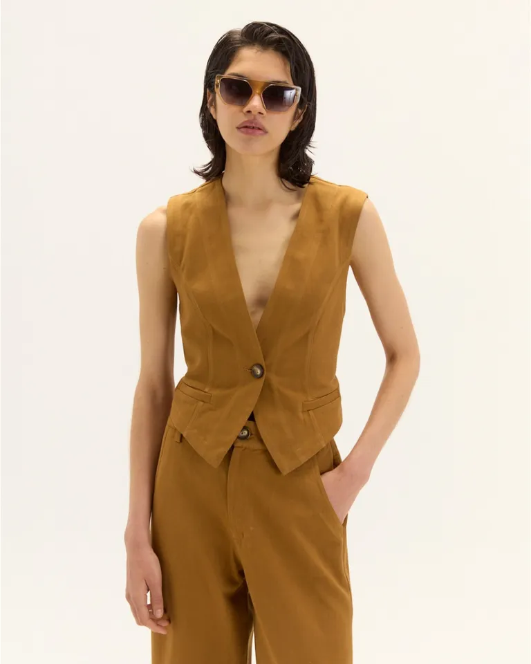 Chaleco benito: Prenda versátil y de diseño para un look elegante y casual de Blue Sheep en Chalecos para argentina