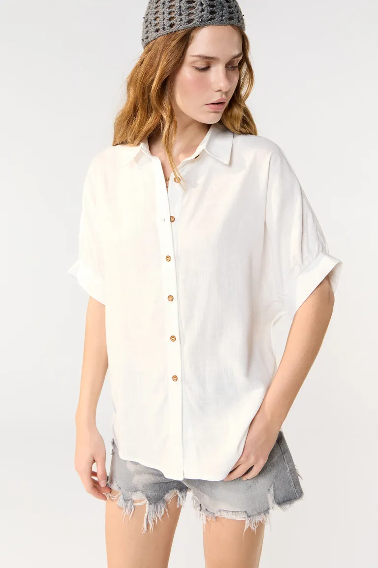 Camisa oversize de lino con botones de madera en tono natural de Cuesta Blanca en Camisas para argentina