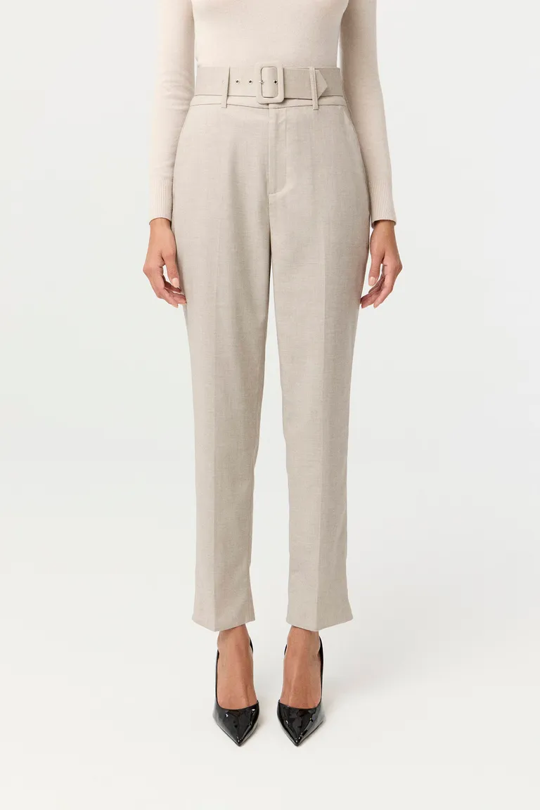 Pantalón de sastrería tiro alto con cinturón y bolsillos laterales de Markova en Pantalones para argentina