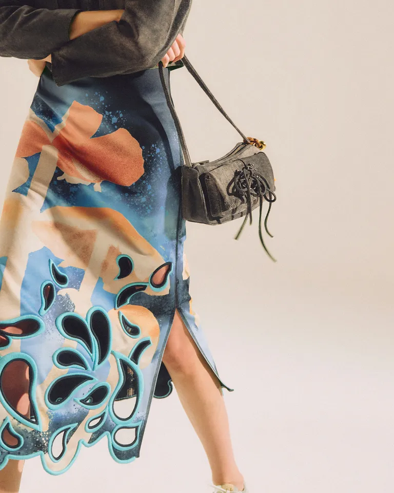Mini Bolso de Cuero Ovino con Detalles Metálicos y Forro de Jacquard de Jazmin Chebar en Bolsos y Carteras para argentina