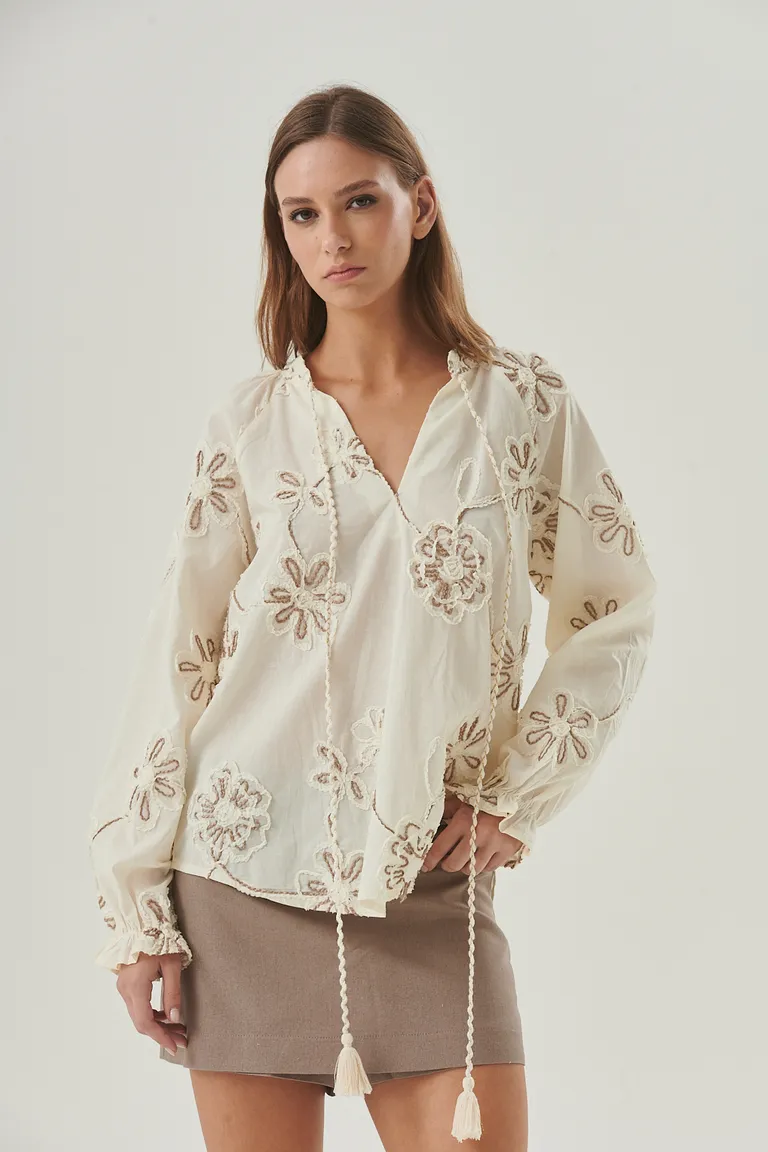 Blusa Blanca con Bordado Floral Delicado y Diseño Femenino de Sweet en Blusas para argentina