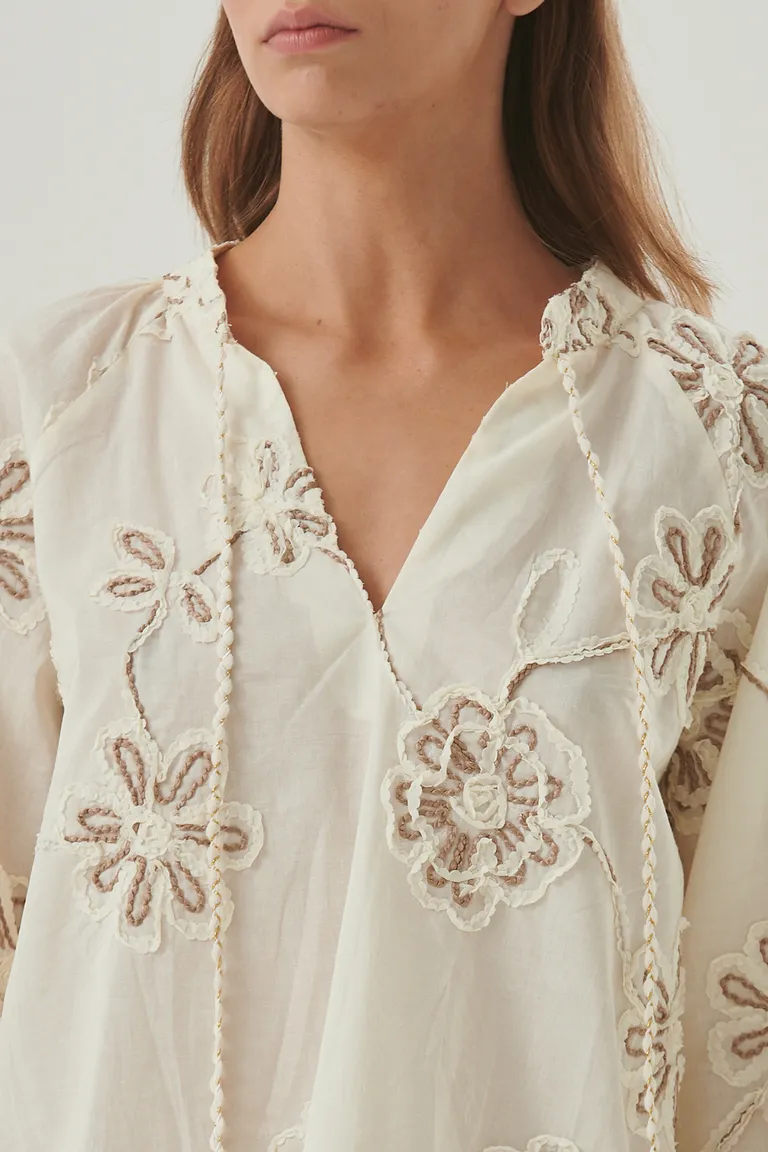 Blusa Blanca con Bordado Floral Delicado y Diseño Femenino de Sweet en Blusas para argentina