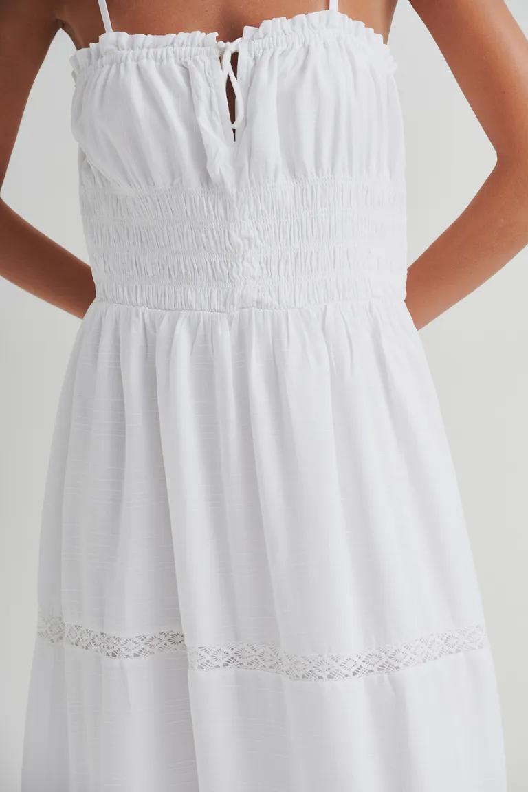 Elegante vestido blanco de línea recta y con tirantes finos de Sweet en Vestidos para argentina