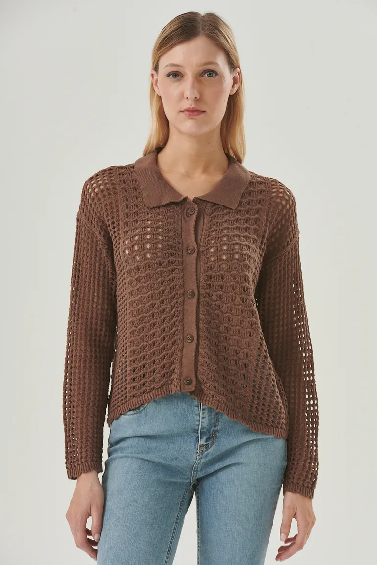 Saco de punto marrón con diseño clásico y relajado, ideal para combinar en diferentes estilos de Sweet en Buzos y Sweaters para argentina