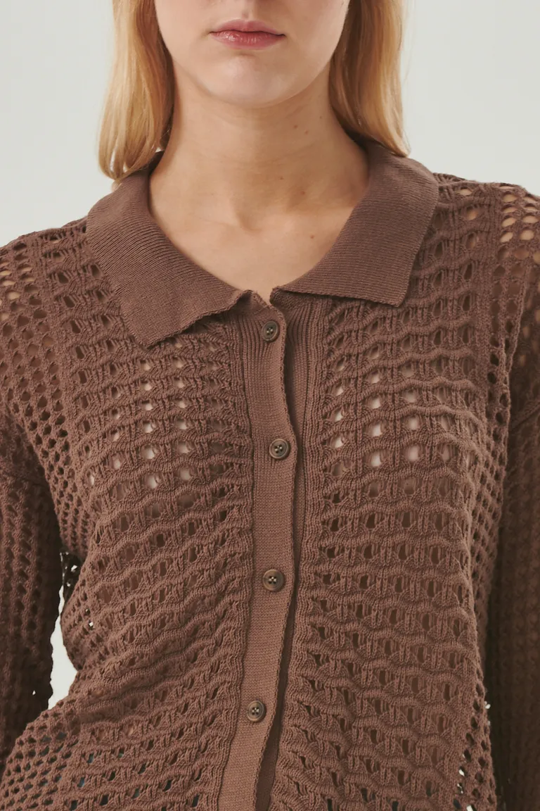 Saco de punto marrón con diseño clásico y relajado, ideal para combinar en diferentes estilos de Sweet en Buzos y Sweaters para argentina