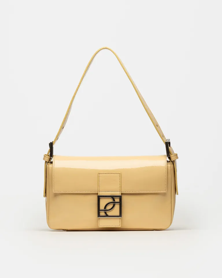 Cartera de hombro signature en cuero charol de diseño único y detalles metálicos de Prüne en Bolsos y Carteras para argentina