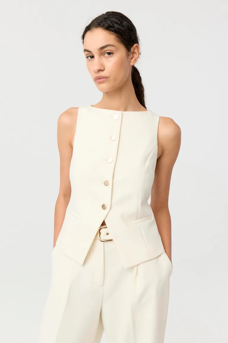 Chaleco sastrero sin mangas de diseño entallado con botones metálicos a la vista de Markova en Chalecos para argentina