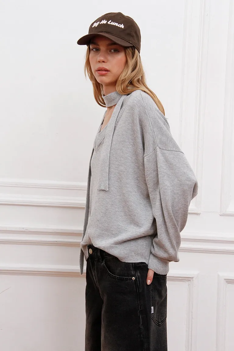 Sweater con escote en V y lazo decorativo al cuello de calce amplio y relajado de Sofia Sarkany en Buzos y Sweaters para argentina