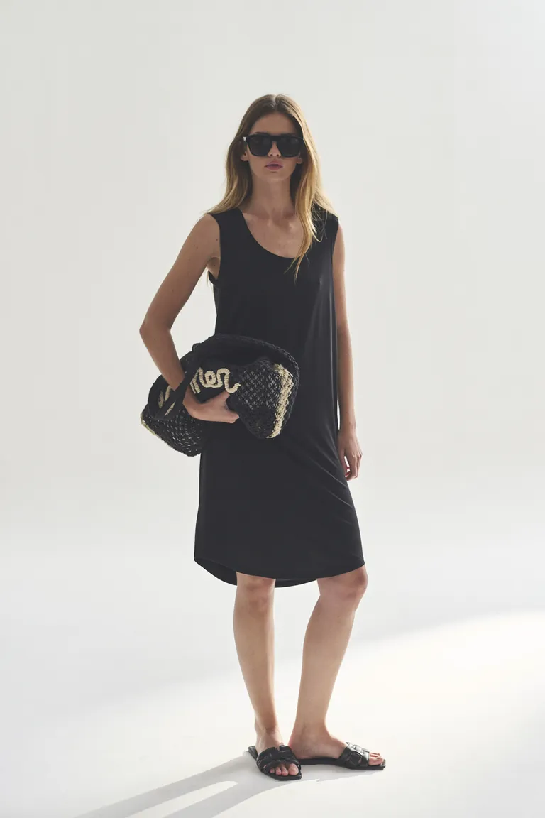 Vestido negro de líneas minimalistas y silueta elegante de Akiabara en Vestidos para argentina