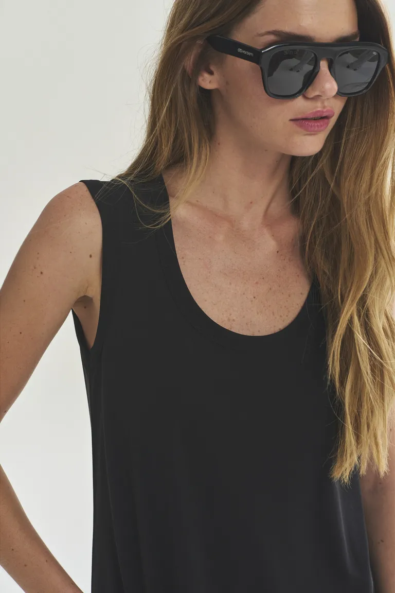 Vestido negro de líneas minimalistas y silueta elegante de Akiabara en Vestidos para argentina